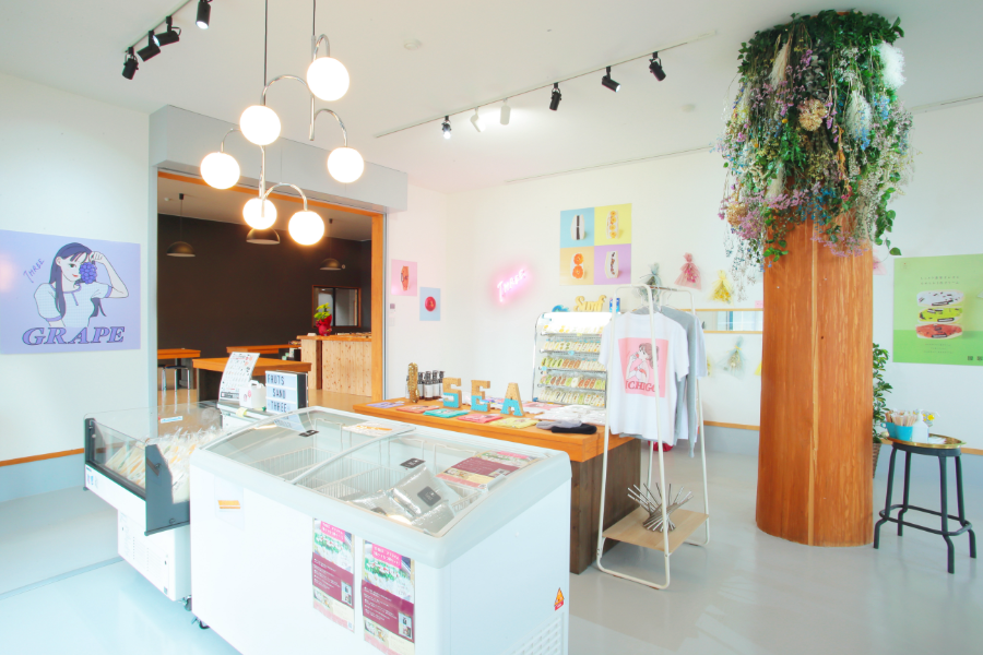 THREE店内